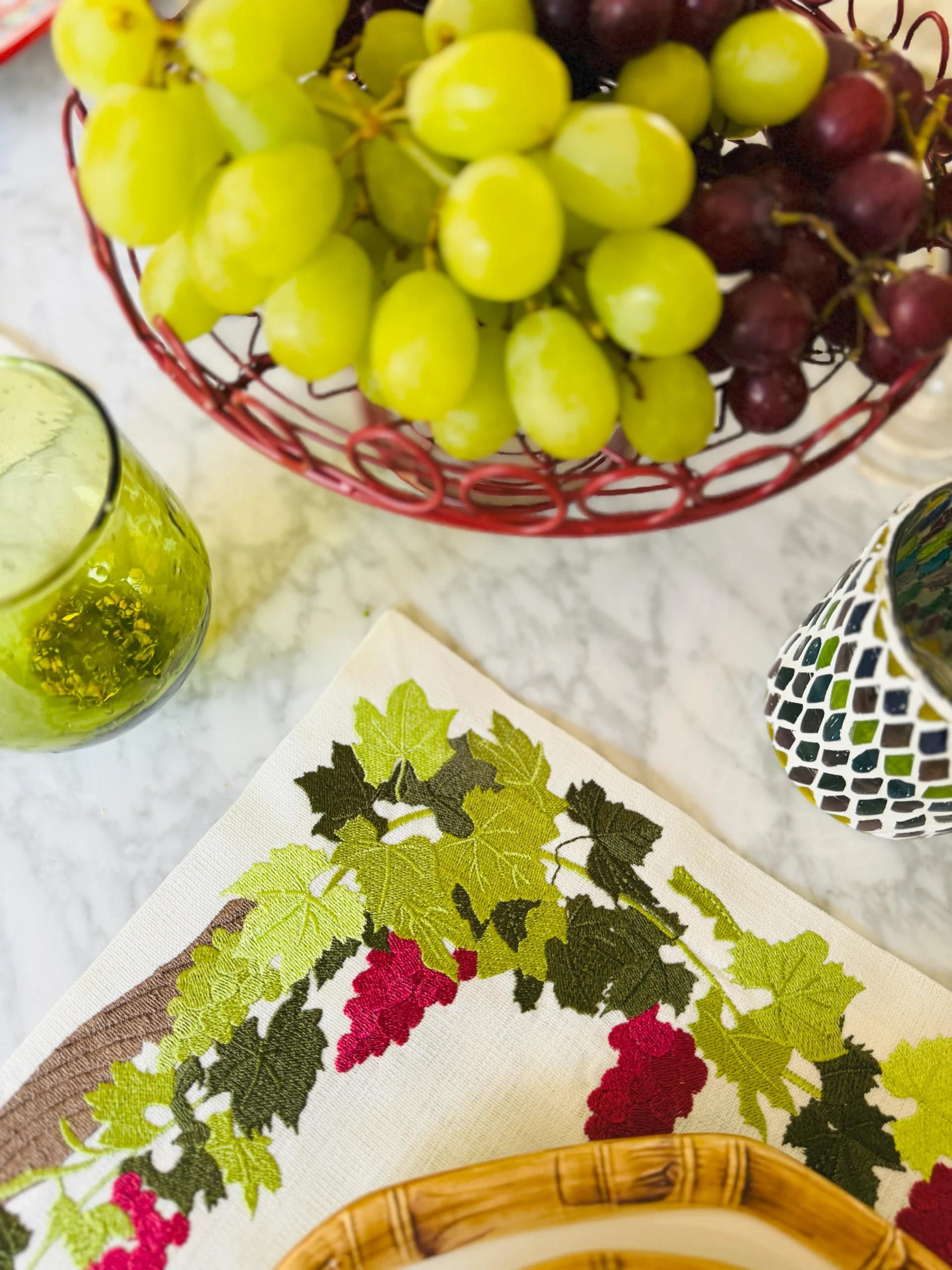 Vine Tree placemat with grape fruits table scape